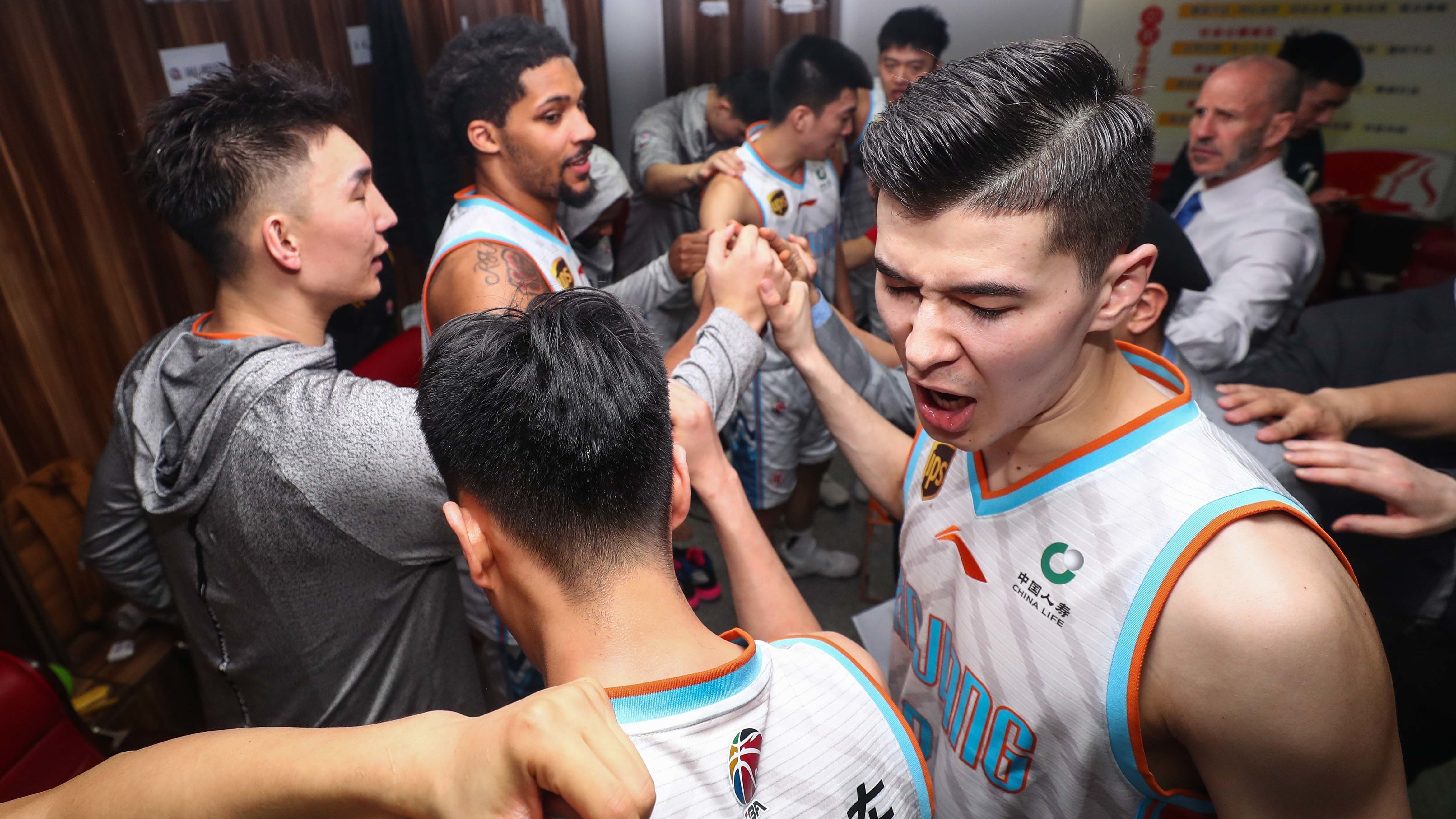 3377体育-赛地聚焦：社区盾今晨热度飙升，武汉三镇篮板制胜，更衣室稳定，心理建设被强调(香港名人骨灰被盗家属遭勒索)